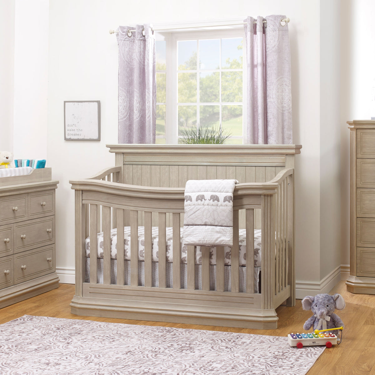 Sorelle Vista Elite Panel Flat-Top 4-In-1 Crib