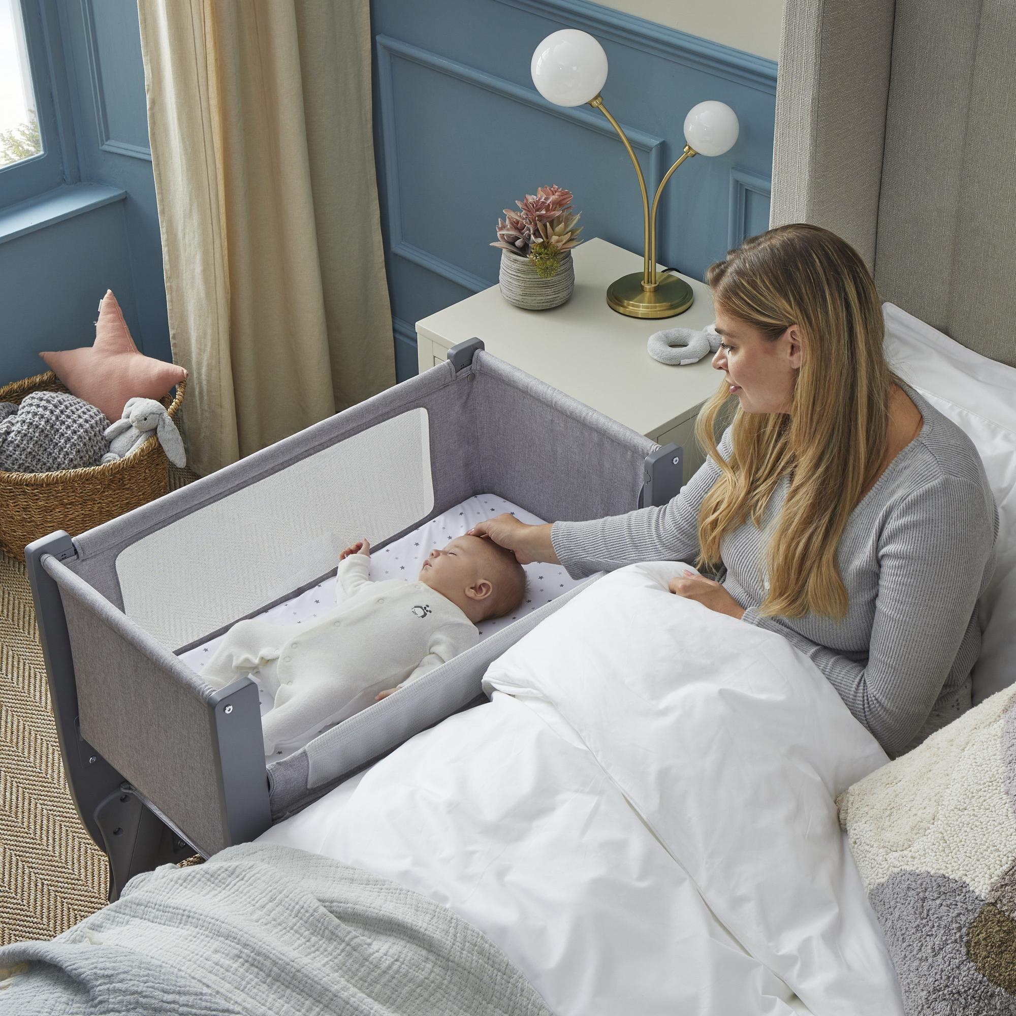 Shnuggle Air Lite Infant Bedside Bassinet: 1 Mattress + 1 Waterproof + 2 White Sheets