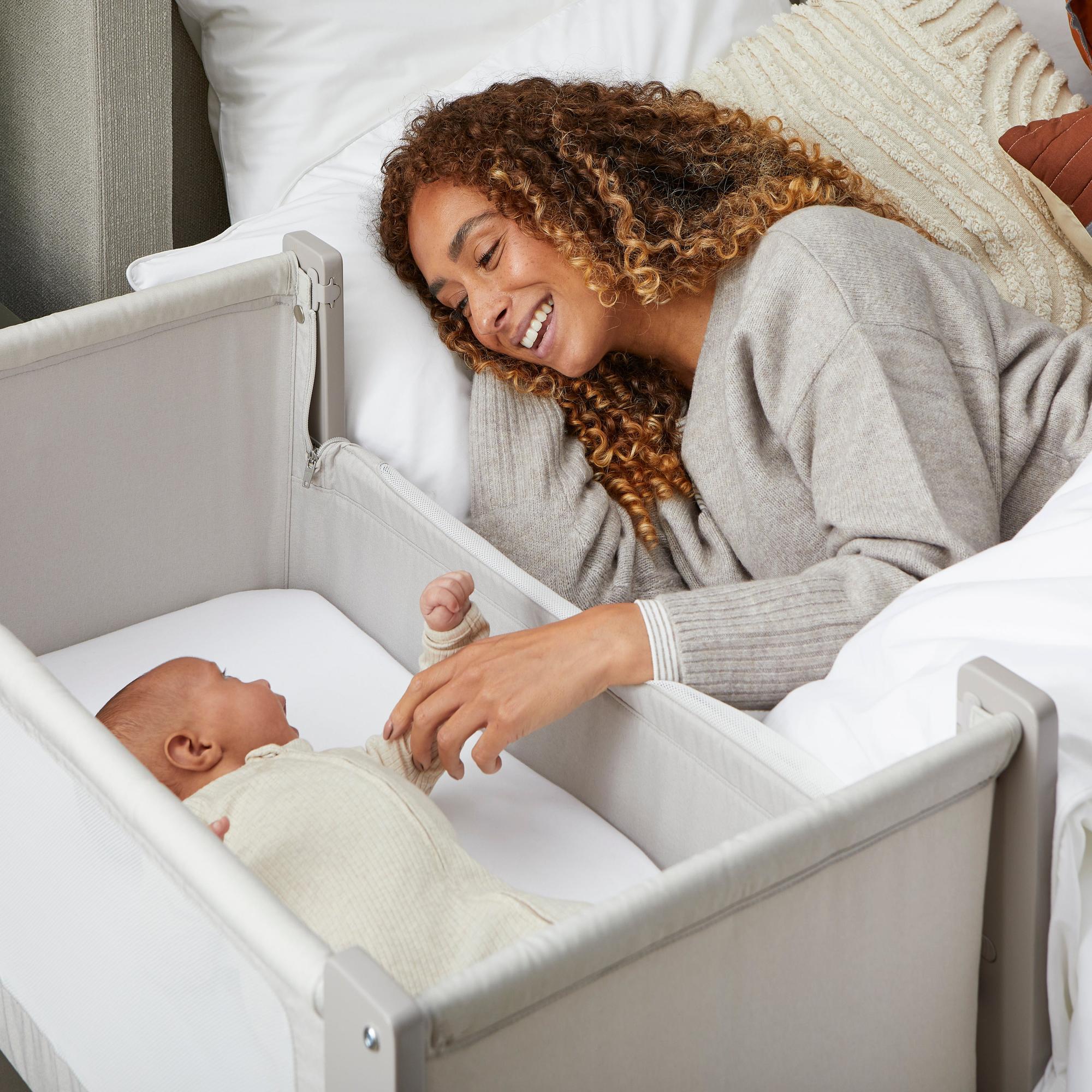 Shnuggle Air Lite Infant Bedside Bassinet: 1 Mattress + 1 Waterproof + 2 White Sheets