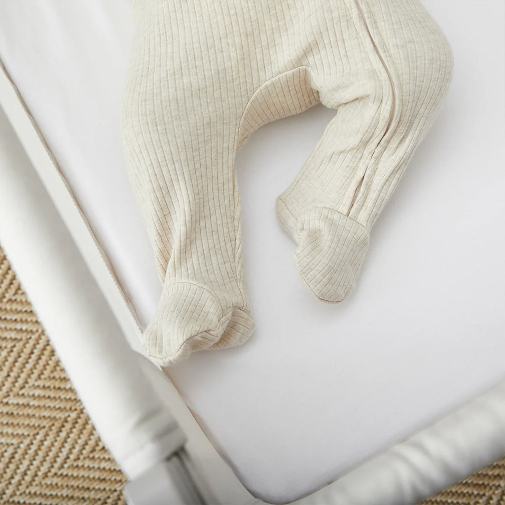 Shnuggle Air Lite Infant Bedside Bassinet: 1 Mattress + 1 Waterproof + 2 White Sheets
