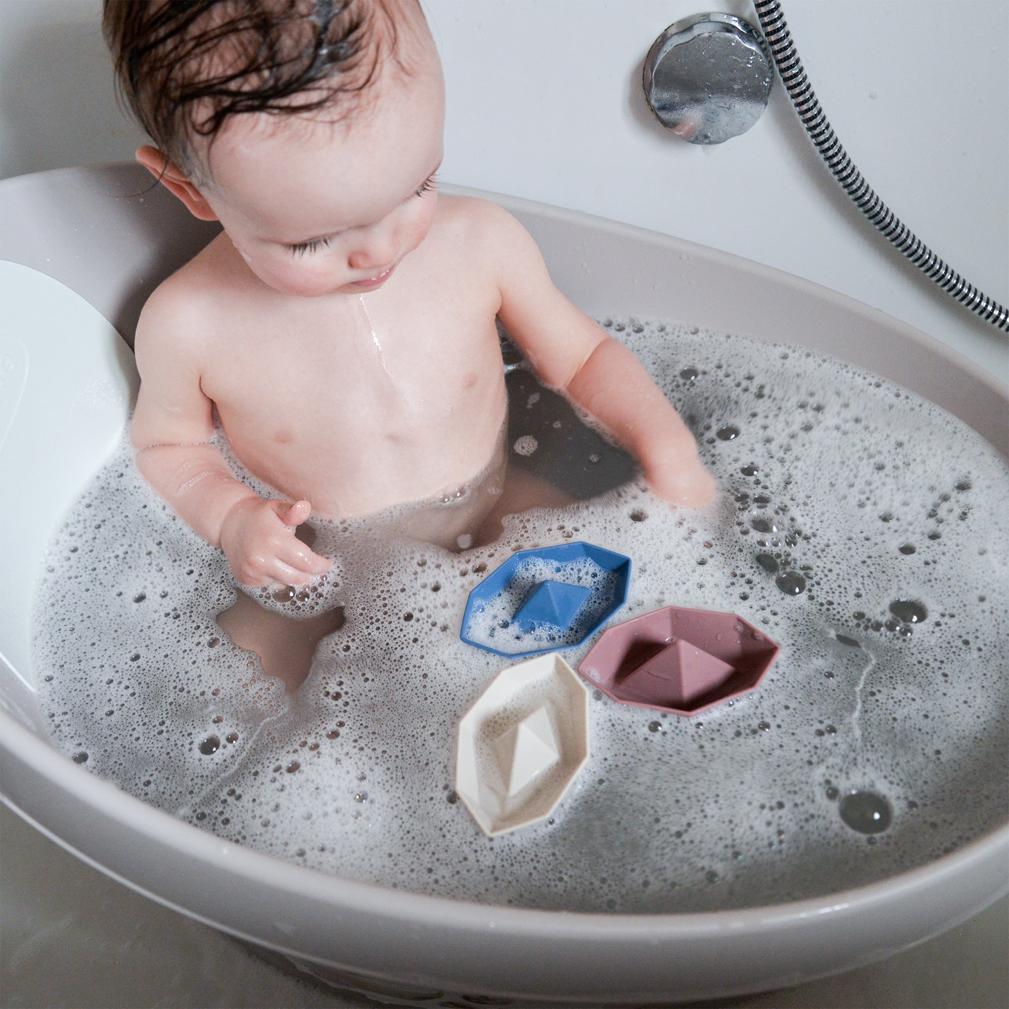 Shnuggle Baby Bathtime Essentials Bundle | Baby Bath Tub, Rinse Jug, and Ellie Bath Toy Scoop | Taupe